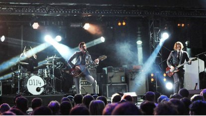 Arctic Monkeys konserinde Barış Manço çaldı.